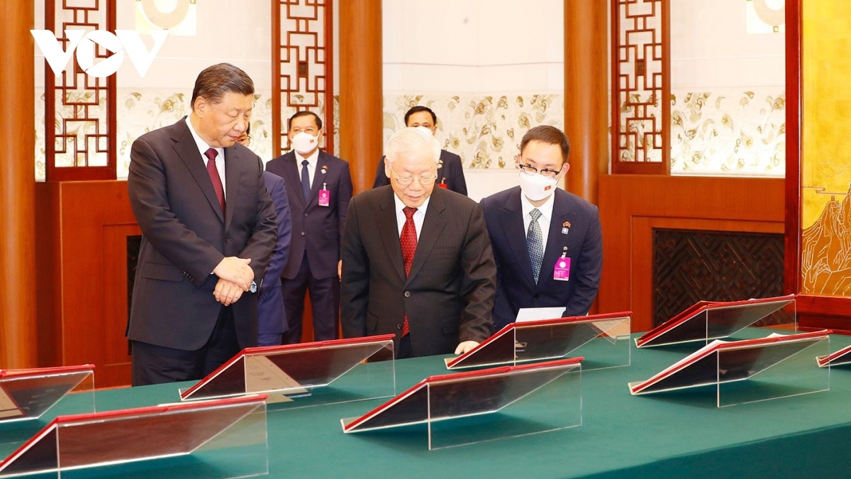 Vietnam, China sign 13 cooperation documents